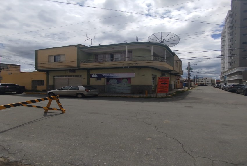 Casa com pontos comerciais na Ponte Alta